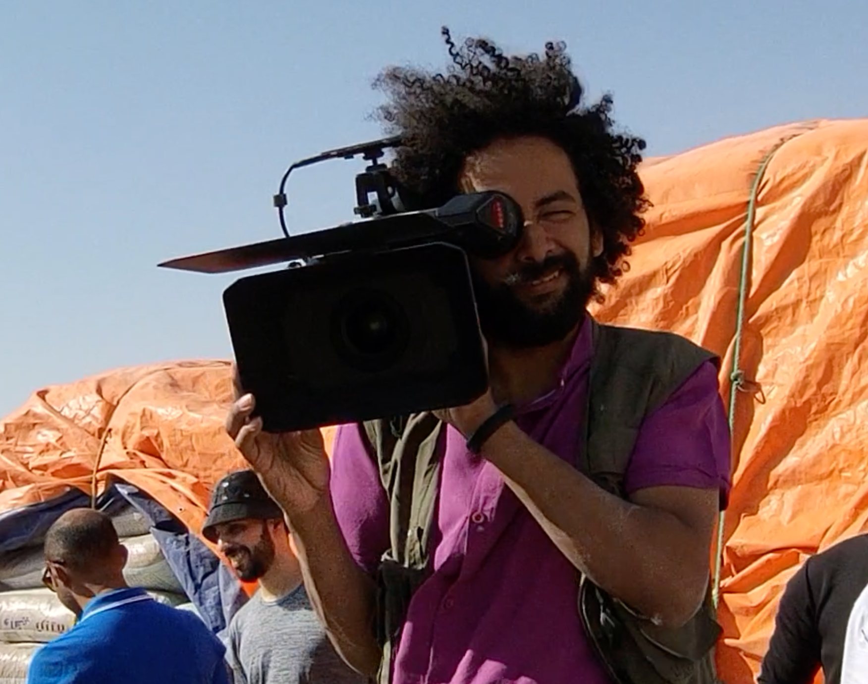 أحمد خليل يصوّر بالكاميرا في موقع خارجي